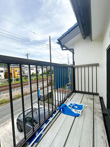 【内外装リフォーム完成済み】バルコニーの様子。屋根付きバルコニーのため急な雨でも安心。陽当たりも良く、洗濯物干しにも便利です。