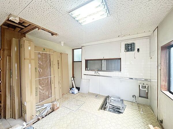 【内外装リフォーム中10/5更新】キッチン横にはダイニングスペースを確保し、ご家族で食卓を囲めるゆとりある広さ。勝手口付きで家事動線にも配慮されています。