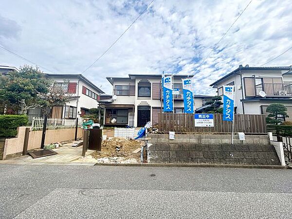 【内外装リフォーム中10/5更新】閑静な住宅街に佇む、存在感ある庭付き戸建。ゆとりある敷地と豊かな植栽が魅力で、四季の移ろいを感じながら落ち着いた暮らしをお楽しみいただけます。
