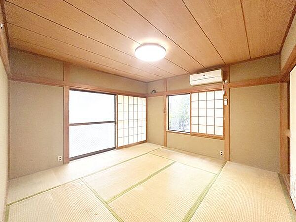【内外装リフォーム中8/8更新】落ち着いた雰囲気が広がる8帖和室。2面採光で明るさもあり、客間や寝室、くつろぎ空間として多用途に活用できます。