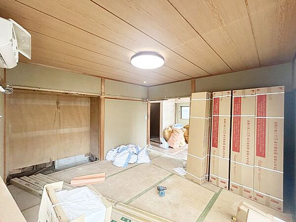 【内外装リフォーム中10/5更新】床の間や押入れを備えた趣ある和室空間。和の温もりを感じられる室内は、ご家族の憩いの場としてもおすすめです。