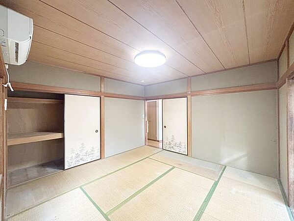 【内外装リフォーム中8/8更新】床の間や押入れを備えた趣ある和室空間。和の温もりを感じられる室内は、ご家族の憩いの場としてもおすすめです。