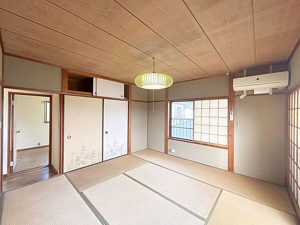 【内外装リフォーム中8/8更新】広々とした8帖和室は、ゆとりある空間設計が魅力。障子から柔らかな光が差し込み、落ち着いた時間を過ごせます。