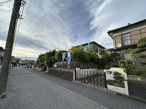 【期間限定6/28まで現況販売】前面道路は約6ｍ幅を確保しており、車のすれ違いや駐車もスムーズ。閑静な住宅街に位置し、落ち着いた住環境が広がっています。 1m