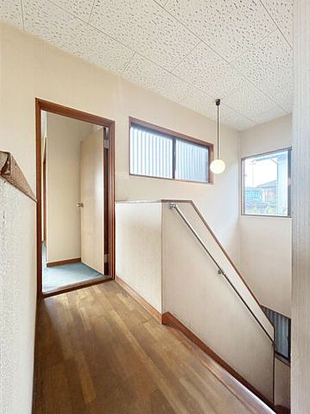【内外装リフォーム中8/8更新】吹き抜けに面した2階廊下は、開放感と採光性を兼ね備えた明るい空間。窓から自然光が入り、心地よい空間を演出します。