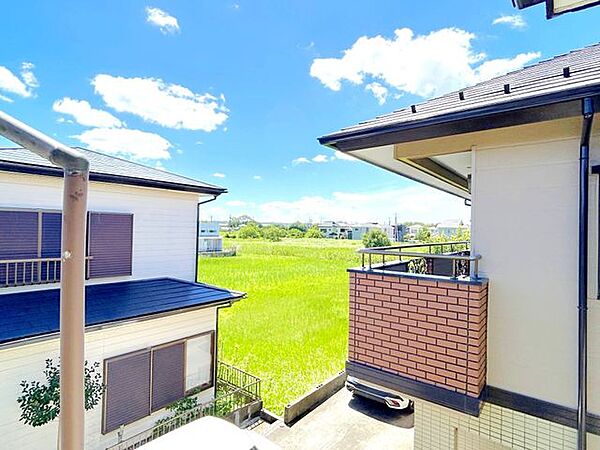 【期間限定8/23まで現況販売】ベランダからは緑がきれいな田園風景が望めます。穏やかな場所で落ち着いたゆとりのある生活になりそうですね。