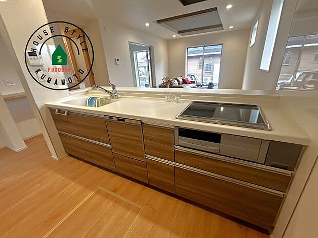 広くて使いやすいキッチン。グリル・食器洗い乾燥機・浄水器も完備。