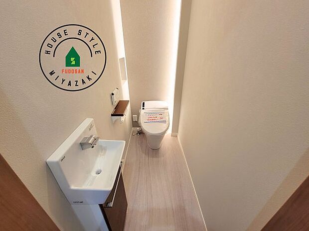 間接照明がお洒落なトイレです。タンクレストイレなので掃除もしやすく、空間が広く開放的で高級感を感じられます。