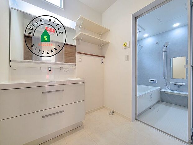 ゆとりの洗面スペースで朝の身支度もスムーズに。暮らしを快適に変えるシャワー付洗面台です！