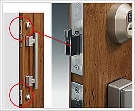 メイン箱錠に加え、サブ箱錠も「こじ破り」対策に有効な鎌付きデッドボルト仕様です。