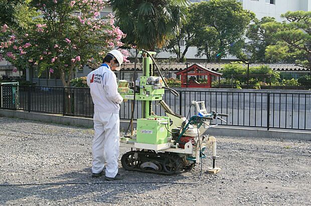 基礎着工前に地盤調査会社による地盤調査を行っています。