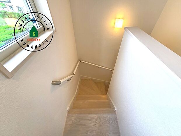 階段からも明るい光が入ります。採光や通風も階段の重要な役割です。