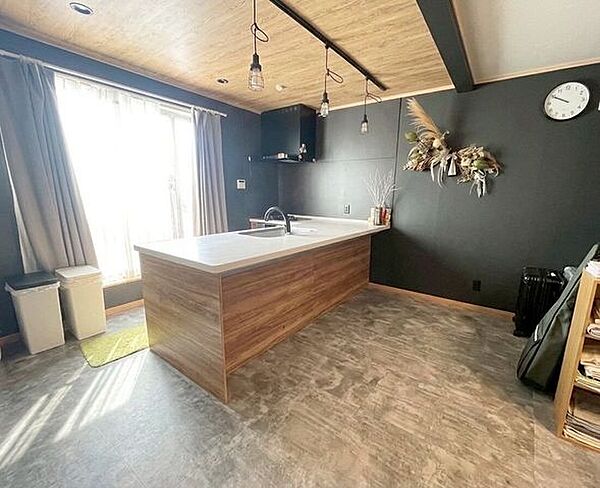2階LDK約15.5帖黒のアクセント、照明デザインが特徴のホテルライクなLDKとなっております。