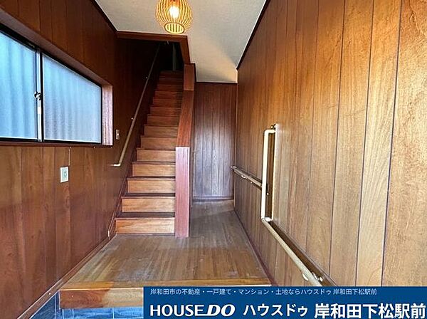 【手すり完備で安心！2階へのアクセスもスムーズな玄関】あたたかみのある木目が迎えてくれる広々とした玄関ホールです。手すりが設置されているため段差の上り下りも安心で、ご家族や来客を心地よく迎えます！