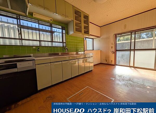 【陽射しが差し込む開放感バツグンの7.5帖ダイニングキッチン！】大きな窓から自然光が広がる明るい空間です。お食事スペースをゆったり確保でき、ご家族での団らんも快適に楽しめる居心地の良い台所です！