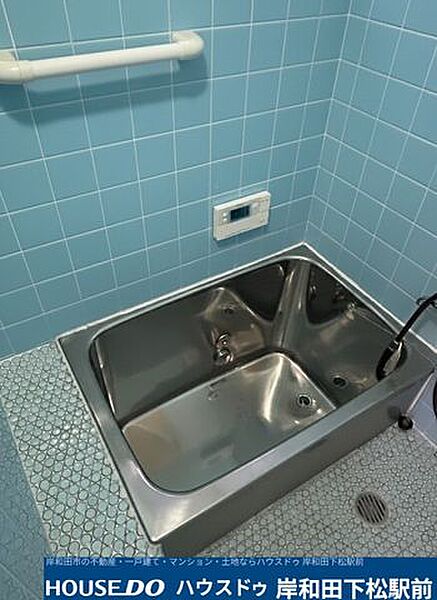 【手すり＆給湯リモコン完備の安心バスルーム！】立ち座りをサポートする手すりが設置されており、ご年配の方やお子様も安心してご入浴いただけます。耐久性の高いステンレス浴槽で清潔にお使いいただけます！