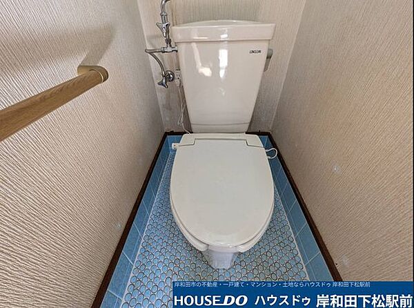 【手すり付きで安心して長く利用できます！】立ち座りを優しくサポートする手すりを設置した、バリアフリーに配慮されたトイレです。清潔感のある空間で、ご年配の方から小さなお子様まで安心してご使用いただけます