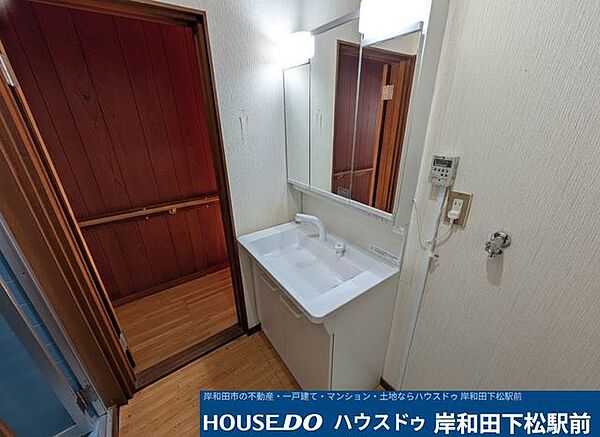【浴室隣接で入浴前後もスムーズな快適動線！】三面鏡と照明を備えた使い勝手の良い洗面台です。ボウルまわりもすっきりとしており、お出かけ前の身支度や入浴時の脱衣・洗面もスムーズに行える機能的な配置です！