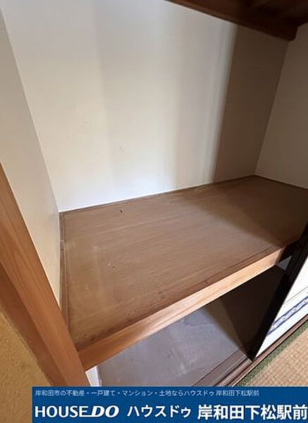 【奥行きもバッチリ！お部屋をスッキリ保つ押入れ収納】棚板付きで上下に空間を有効活用できる収納スペースです。お布団や季節物の家電、衣類ケースなどもたっぷり収まり、居住空間を広く快適に保てます！