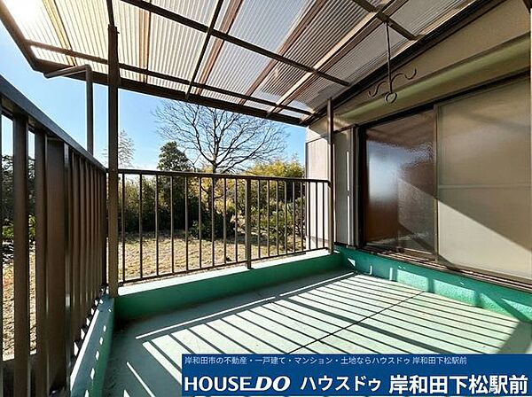 【開放感があり豊かな自然光が差し込むバルコニー！】屋根付きのため、急な雨の際も安心です。前面に遮るものがなく日当たり・風通りともに良好で、お洗濯物も気持ちよく乾く爽やかな屋外スペースです！