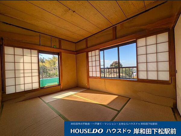 【2階で眺望・日当たり良好な開放感ある和室！】2面採光の明るい室内にはあたたかな陽光が差し込み、窓からは青空が広がる心地よい空間です。障子を抜けるやわらかな光の中で、ゆったりと寛いでいただけます！