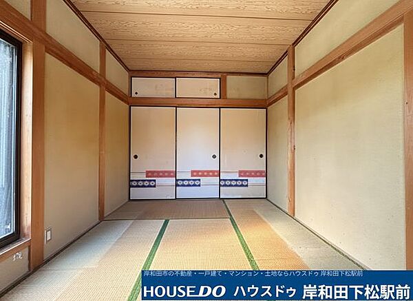 【ベランダに面した収納力のある2階和室！】引き戸を閉めれば独立したプライベート空間になり、静かに集中したい時間にもぴったり。奥には押し入れ収納を完備しており、お部屋をすっきり広く使えます！