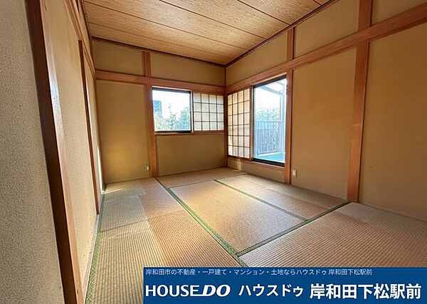 【右手窓側奥にベランダあり！陽当たり・風通り良好な和室】2面採光で明るい陽光がたっぷりと差し込む開放的な空間です。ベランダへ直接出られる利便性も魅力で、洗濯物を干す際や気分転換にも便利なお部屋です！