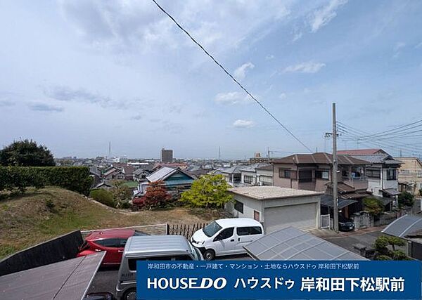【高台ならではの眺望と解放感が魅力！】目の前を遮るものがなく、あたたかな陽が広がる日当たり良好な立地です。青空と街並みを見渡せるこのロケーションで、心地よい風を感じながら爽やかに過ごせます！
