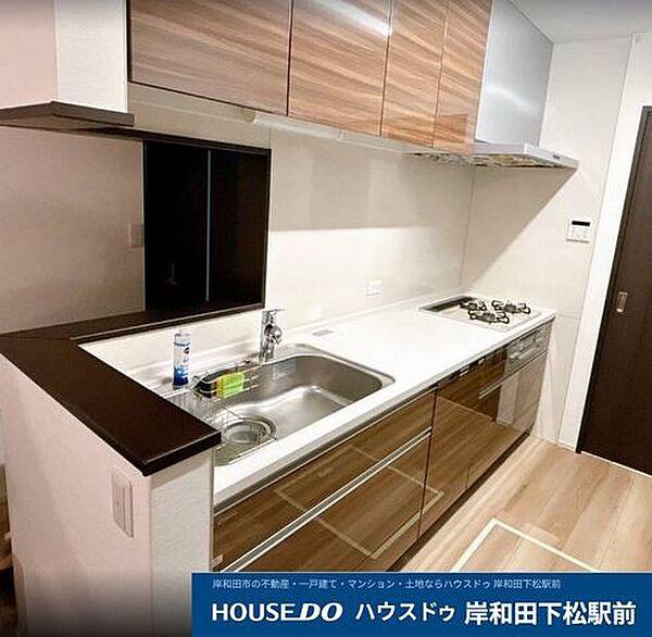 【築浅でピカピカ！使い勝手の良いシステムキッチン】 使用感が少なく清潔感溢れる調理スペース。届いたその日から気持ちよく料理を開始！