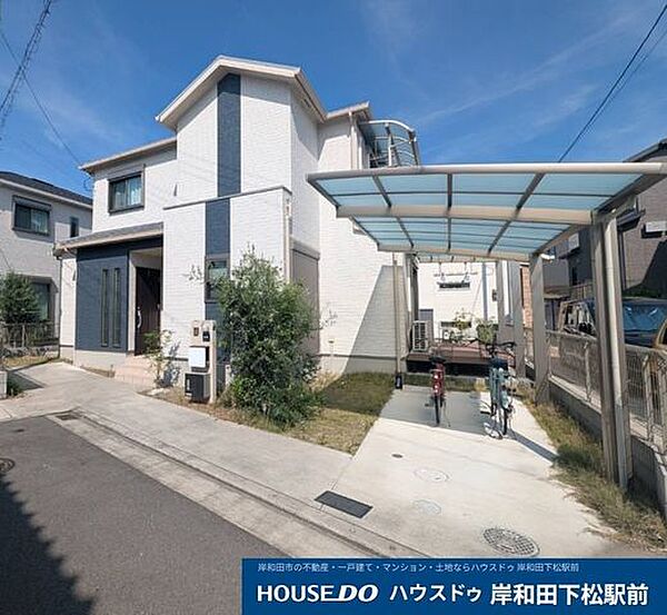 カーポート付の駐車スペース♪駐車スペース2台可能（※車種による）