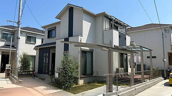 【落ち着いた街並みに調和するモダンなデザイン】 飽きのこないスタイリッシュな外観。毎日の帰宅が楽しみになる自慢の住まい。