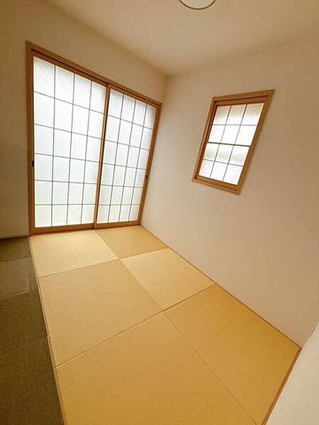 LDKに隣接したタタミコーナーは、お子さんの部屋や、来客時等沢山の使用用途が考えられ便利ですね(^^♪