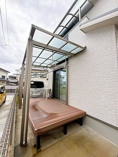 【おうちキャンプやプライベートBBQを楽しむ！】 リビングから直接繋がる贅沢空間。週末は家族で気軽にアウトドア気分！