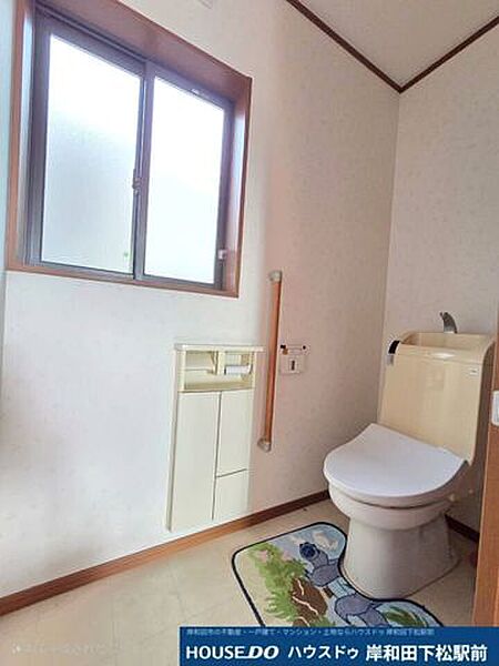 小窓から自然光が差し込む、明るく衛生的なトイレ空間。