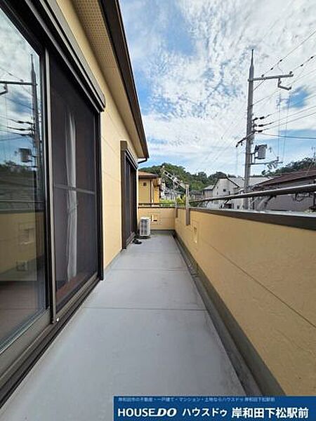 2つの部屋から出入りできる、使い勝手の良い2面バルコニー。