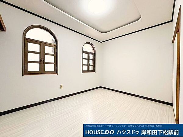 1階6帖洋室。白基調の広く感じる空間です♪