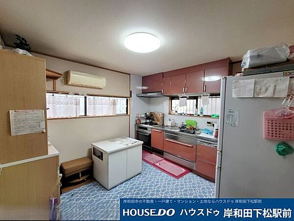 キッチンリフォーム歴があり綺麗にお使いいただけます♪使い勝手の良いシステムキッチンで、毎日の料理も楽しくスムーズに作れます。収納も豊富で調理器具や食器類などもすっきりと片付きます！