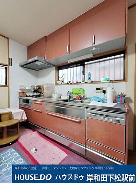 綺麗にお使い頂いています♪リフォーム歴のある使い勝手の良いシステムキッチンで、毎日の調理も快適に行えます。上下にたっぷりと収納スペースが備わっており、調理器具などもすっきりと片付きます！