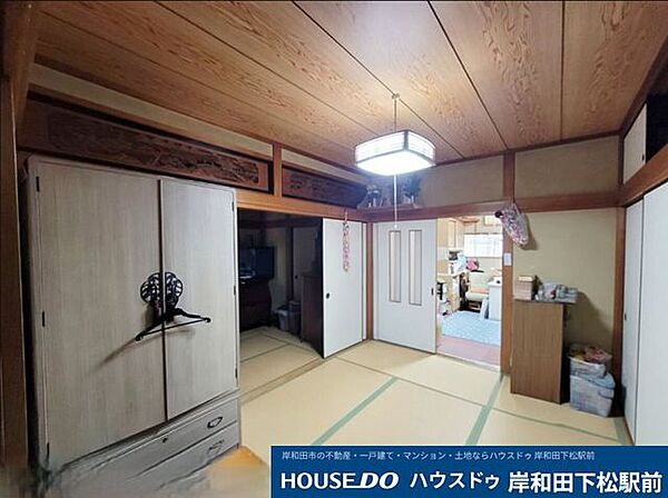 縁側が付いている風情ある落ち着いた和室です♪い草の香るゆったりとした空間で、日当たりも良く心地よくお過ごしいただけます。収納力のある押し入れも備わっており、お部屋をすっきりと広く使えます！