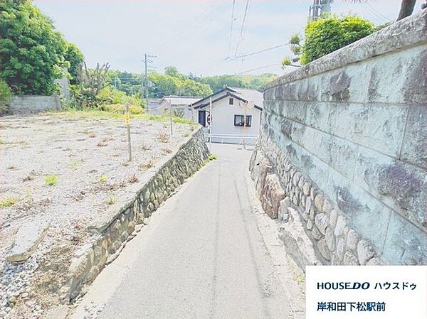 通りに抜ける前面道路です。
