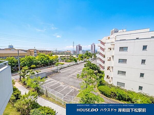 前面に高い建物がなく、心地よい光と風が通り抜ける開放的な眺望が魅力！澄み渡る青空と敷地内の豊かな緑をいつでも身近に感じられます。毎日の暮らしにホッとする癒しを与えてくれる景色です♪