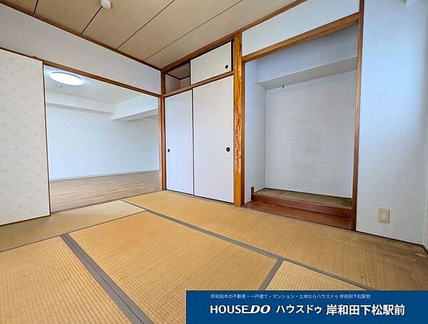 リビングと繋げて広々使える、心地よい和風空間。お布団や季節ものの片付けに便利な天袋付きの押し入れに加え、床の間スペースも完備されています。お休み処や客間など、多目的に重宝するお部屋です♪