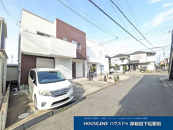 落ち着いた木目調と白のコントラストが美しい外観です。前面道路はゆとりがあり、駐車スペースもしっかり確保。バルコニーやシャッター雨戸付きで、デザイン性と防犯・防災面を兼ね備えた住まいです♪