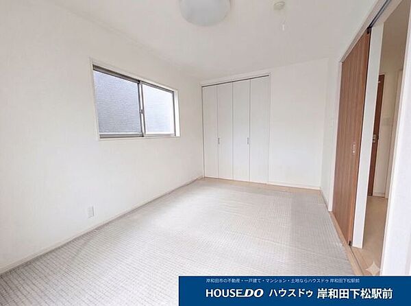 白を基調とした明るく清潔感のある洋室です。クローゼット完備で衣類や小物をすっきり収納でき、お部屋を広く使えます。窓からの採光もあり、寝室や子ども部屋、書斎など多用途に活躍します♪※イメージ写真