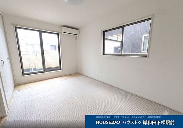 バルコニーに出られる大きな窓と小窓を設けた、2面採光で明るい洋室です。壁面には大容量のクローゼットも完備しており、主寝室にもおすすめのゆとりある空間です♪※イメージ写真