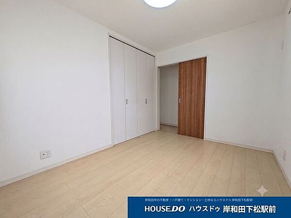 温かみのある木目調のフローリングが心地よい洋室です。壁面には大型クローゼットを完備、お部屋をすっきり保てます。出入り口はスペースを有効活用できる引き戸仕様、家具の配置もスムーズです♪※イメージ写真