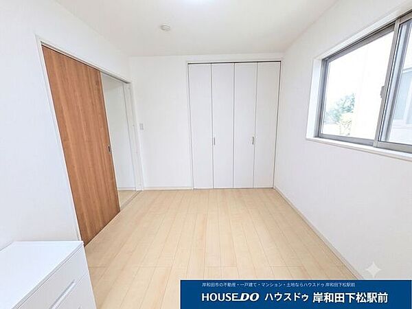 明るく清潔感のある洋室です。壁一面に大容量のクローゼットを完備し、お部屋を広く使えます。スペースを有効活用できる引き戸仕様の出入り口や窓からの採光もあり、子ども部屋にも最適です♪※イメージ写真