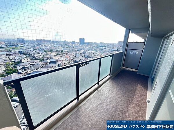 広々としたバルコニーからは開放感あふれる素晴らしい眺望が広がり、心地よい風とたっぷりの陽光を感じながらお洗濯物を快適に干すことができます！