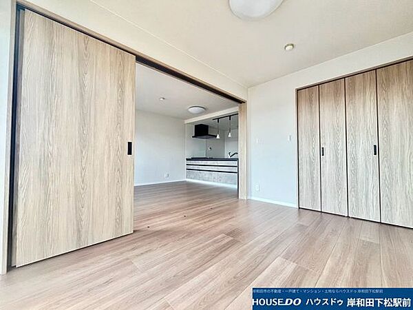 LDKに隣接した使い勝手の良い洋室です♪引き戸を開放すればリビングと一体化して広々と使え、閉めれば個室としてもプライベート空間としても快適にお使いいただけます！