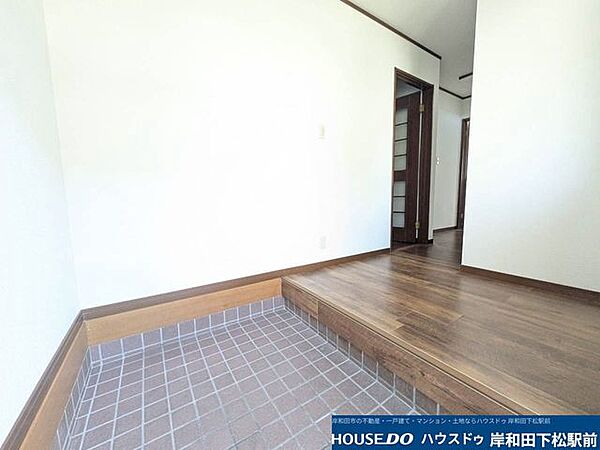 すっきりと落ち着いた色合いのフローリングと毎日のスムーズな出入りを叶える使い勝手の良い広々とした土間スペースが広がる、家族みんなが笑顔になる明るい玄関です♪（※イメージ画像です）